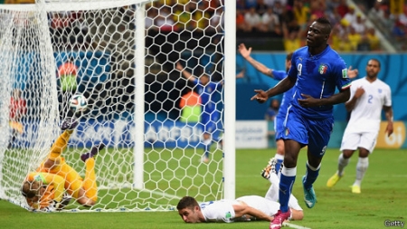 ايطاليا تفوز على انجلترا 2-1 في المجموعة 4 بكأس العالم