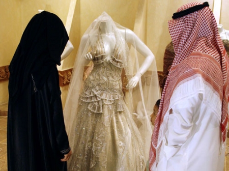 فتاة سعودية تدفع نصف مليون ريال لكي تتزوج !