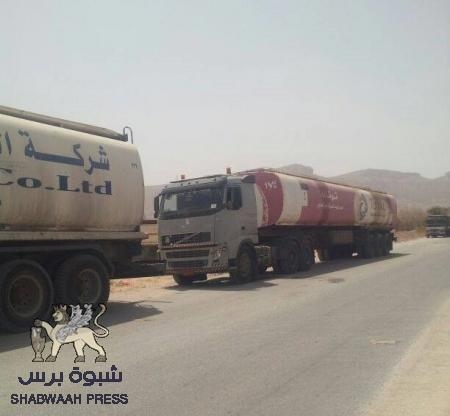 حصري : محافظ شبوه يفرج عن خمس قاطرات محملة بديزل مهرب