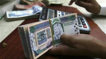 السعودية تراقب أرصدة العمال الأجانب في البنوك لضبط الأنشطة التجارية