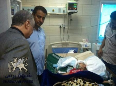 المفلحي يزور طفلة أصيبت برصاص الجيش اليمني في لحج