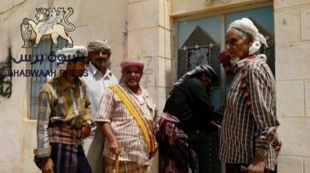 مواطنو مديرية الروضة بشبوه يغلقون مقر المجلس المحلي للمديرية