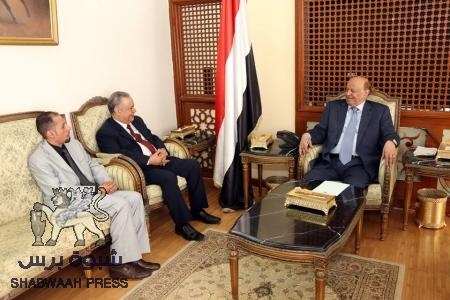 الرئيس اليمني هادي الجمهورية يستقبل الشيخ عبد العزيز المفلحي