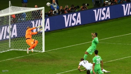 حارس المنتخب الجزائري رايس مبولحي يتصدى لإحدى الهجمات الألمانية