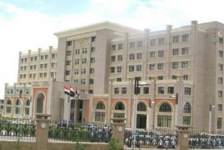 فيما الخارجية توضح حقيقة تنقلات دبلوماسية أصدرتها لمدة ثلاث سنوات .. أكثر من  25 سفارة يمنية في الخارج بدون سفير
