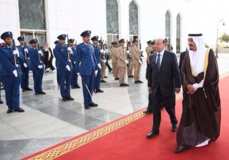 الأمير سلمان بن عبدالعزيز في استقبال الرئيس هادي في زيارته المفاجئة للملكة
