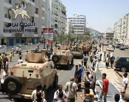 في عدن دبابات وفي صنعاء احتفالات
