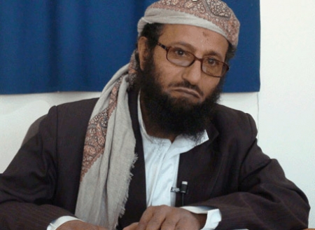شيخ سلفي يعلن حبه وتأييده للقاعدة وحركات الجهاد ويطالبهم بتأييد دولة الخلافة الداعشية