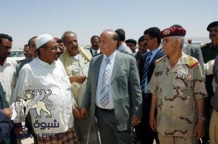 قائد المنطقة العسكرية الأولى بسيئون يغادر الى صنعاء بدعوة من اللواء الأحمر