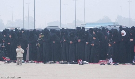 إمام مصلى عيد سعودي يداهم بسيارته المكان المخصص للنساء بجازان