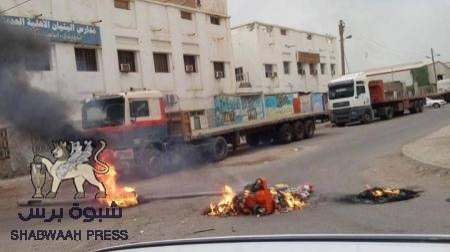 عدن تشهد هدوء صباح الخميس بعد تنفيذ جرعة اسعار الوقود وابناء عدن يلتزمون منازلهم .