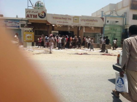 البيان : عمليات كر وفر بين القاعدة والجيش اليمني في القطن .. 8 قتلى في صفوف التنظيم .. وعناصره تنهب بنوكاً في المدينة