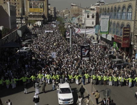 مئات الآلاف من الحوثييون يعلنون المرحلة الثانية من التصعيد بنصب خيام بالقرب من الحصبة