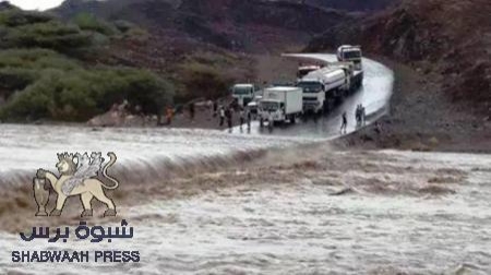 سيول جارفة تقطع الحركة بين مديريات لحج ومسافرون عالقون منذ الظهيرة