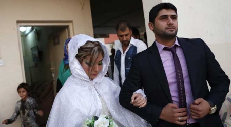 شيعي وسنية يتحديان ‘‘ داعش‘‘ ويتزوجان في بغداد