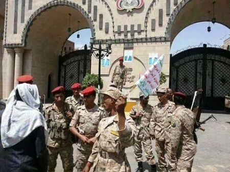 الحوثيون على بعد كيلومترات من قصر الرئيس