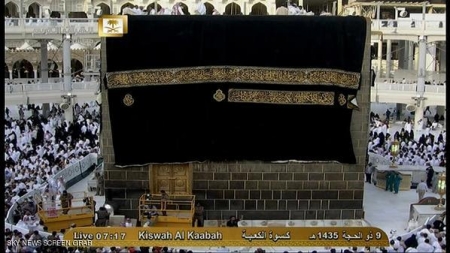 الكعبة ترتدي أغلى ثوب في العالم