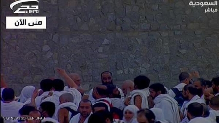 اليوم الأول في منى .. الحجاج يرمون جمرة العقبة في منى