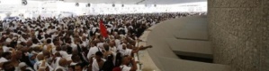 حجاج بيت الله يرمون جمرة العبة