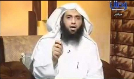 مذيع قناة وصال السعودي المحرض الأول على هجوم العرضي يرقص طربا لمجزرة التحرير
