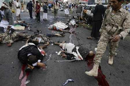 اليمنيون في صدمة: هجومان انتحاريان يخلفان 70 قتيلاً
