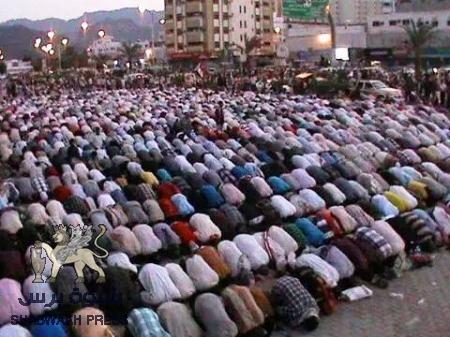 أبناء الجنوب  يؤدون صلاتي المغرب والعشاء في ساحة العروض بخورمكسر
