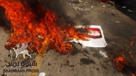 مئات الآلاف يحتشدون بعدن إحياءً لذكرى أكتوبر مؤكدين على الاستقلال واحراق لصور صالح والاحمر وحميد