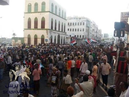 شهدت حضوراً كثيفاً لصور الشهداء والأعلام الوطنية الجنوبية ..الالاف يحتشدون بالمكلا أحياءً لذكرى ثورة أكتوبر المجيدة