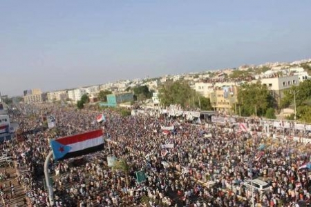 الجنوبيون يطالبون الحكومة اليمنية بإجلاء جنودها وموظفيها ويدعون شركات النفط إلى وقف التصدير