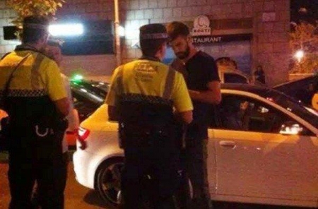 بيكيه يوجه الإهانات لرجال الشرطة