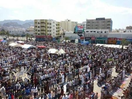 عشرات الالاف من الجنوبيون يؤدون صلاة الجمعة في ساحة العروض (صور)