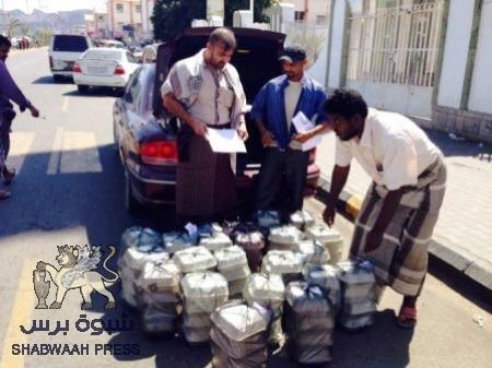 بن عجرومه وحزب رابطة الجنوب العربي يوزعون وجبات غذائية للمعتصمين بساحة الاعتصام