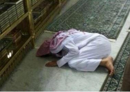 بالصور.. وفاة مواطن سعودي ساجداً في الحرم المكي الشريف