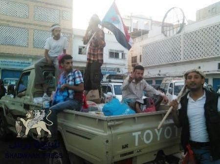 وصول قافلة مواد غذائية من الضالع الى ساحة الاعتصام