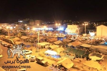أبناء مديرية مكيراس يسيرون قافلة تموينية للمعتصمين بساحة الحرية عدن