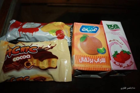 الكشف عن مواد غذائية منتهية الصلاحية توزع في ساحة الاعتصام بالعاصمة عدن