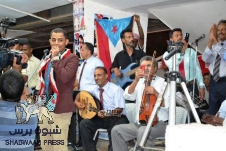 بمشاركة كوكبة من الفنانين مكتب الثقافة بعدن يحيي سهرة فنية كبيرة بساحة الاعتصام الجنوبي (صور)