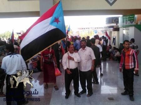 جموع غفيرة من أبناء الجنوب في انتظار وصول السيد عبدالرحمن الجفري الى مطار عدن الدولي