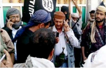 قائد كبير في تنظيم القاعدة يستسلم لأنصار الله في حزم العدين