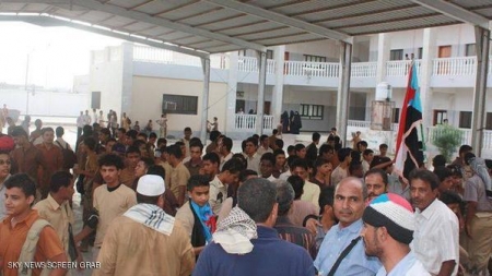 مراسل يمني : الأعلام والشعارات الانفصالية تغزو مدارس عدن