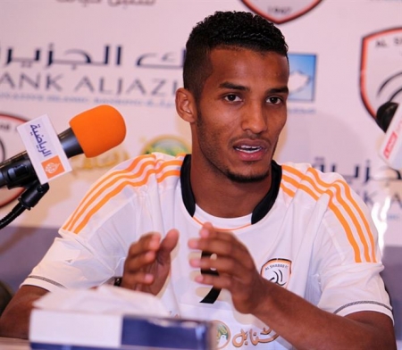 الهلال يقترب من ضم نايف هزازي كبديل للشمراني المهدد بالإيقاف