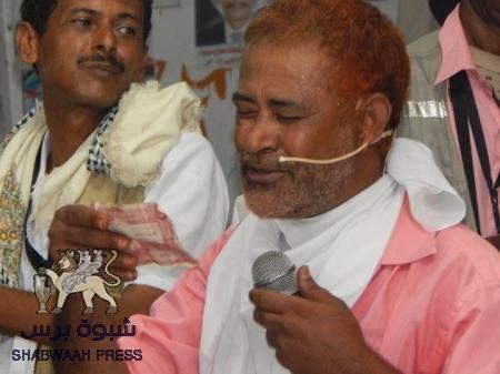 مسرحية الحلاق تنال اعجاب الجماهير المحتشدة  بساحة الاعتصام بخورمكسر.