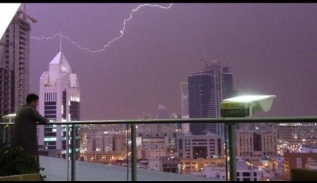 الآن..عاصفة رعدية تحول نهار الرياض إلى ليل