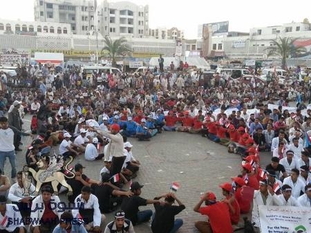 طلاب الجنوب يستعرضون بالعروض بحفل كرنفاليا وخطابيا في يومهم الثوري