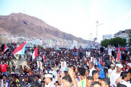 (من أجل تضامن شبابي فعال ) ..ندوة سياسية شبابية  في ساحة اعتصام المكلا