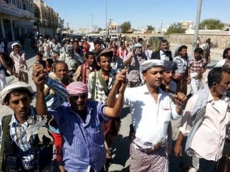 شباب شبوه يتظاهرون في عتق ويوجهون صفعة قاسية للمحافظ بإفشالهم اعتقال باعوم (صور)