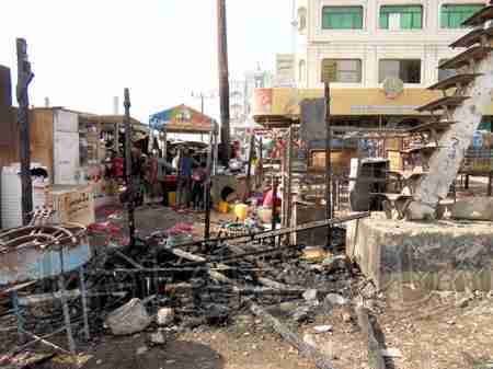 مجهولون يضرمون النار في أكشاك بصبر لحج