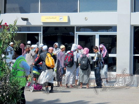 بعد قرار بترحيل 393 طالبا أجنبيا من مركز الحديث..بدء ترحيل الطلاب الاندونيسيين بلحج وفرنسيون عالقون بمطار عدن