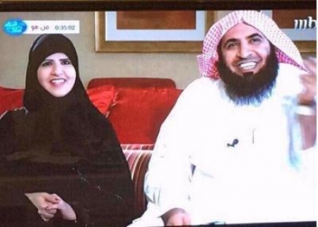 الشيخ الغامدي يطبق فتواه ويظهر زوجته كاشفة الوجه على العلن