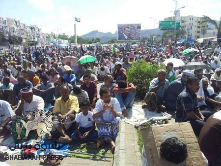 عدن تودع بحزن ثاني شهيد خلال أسبوع : تشيع الشهيد الدكتور زين محسن اليزيدي من الاعتصام بخور مكسر